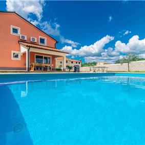 6 bedroom villa with pool near Sveti Lovrec and Poreč, sleeps 12